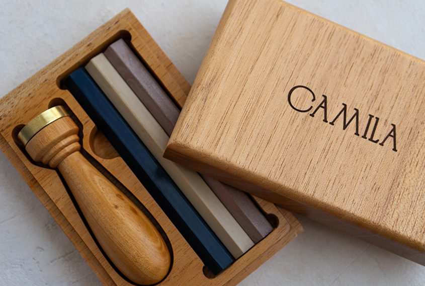 Sealing wax classic set, with metal seal with the name Camila, sealing wax bars in pearl, lavander and navy blue, and engraved wooden case