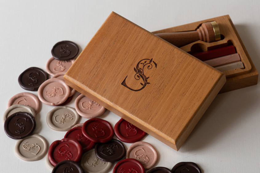 Sealing wax classic set, with metal seal with initial S with flowers, sealing wax bars in red violet, champagne and pearl, and engraved wooden case