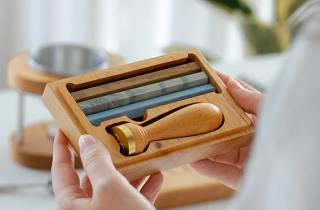 Sealing wax classic set, with metal seal, sealing wax bars in gold, silver and blue, and engraved wooden case