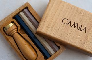 Sealing wax classic set, with metal seal with the name Camila, sealing wax bars in pearl, lavander and navy blue, and engraved wooden case