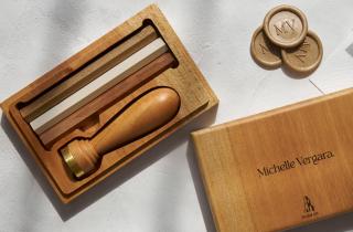 Sealing wax classic set, with metal seal with the initials MV, sealing wax bars in gold, ivory and copper, and engraved wooden case