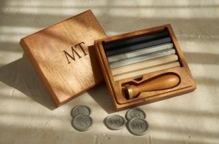 De luxe sealing wax set in engraved wooden box with initials MT, sealing wax bars in black, silver and pearl and silver sealing wax stickers.