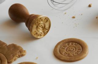 High relief seal with design to stamp cookies