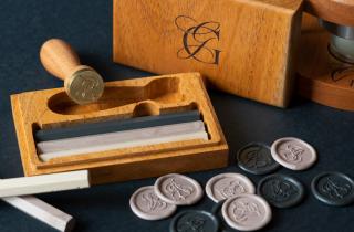 Sealing wax wedding set, with metal seal and the initials Gg, sealing wax bars in gray, silver and ivory, personal sealer and engraved wooden case